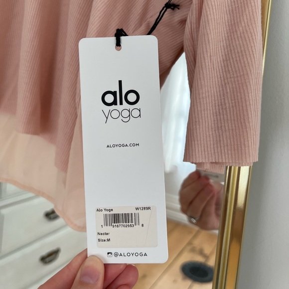 NWT Alo Yoga T-Shirt size Medium in Nectar - Picture 4 of 12